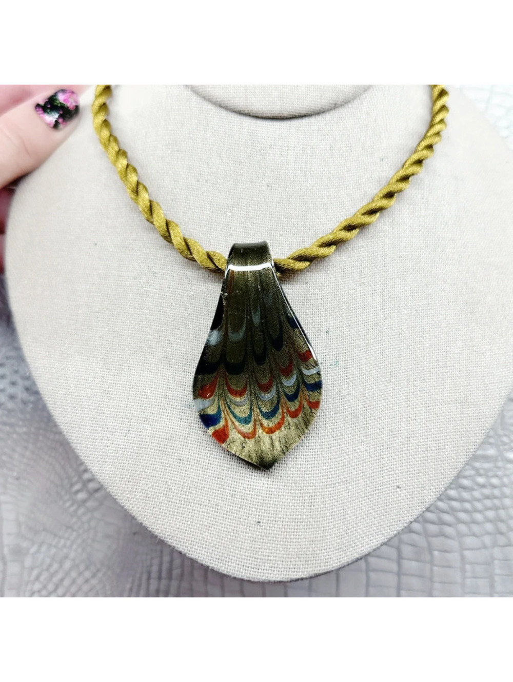 54c. Choker Olive Art Glass